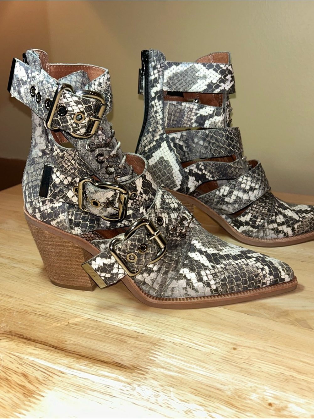 NWOB Jeffrey Campbell CACERES Snake Print Leather Ankle Boots Size 9.5 Buckles